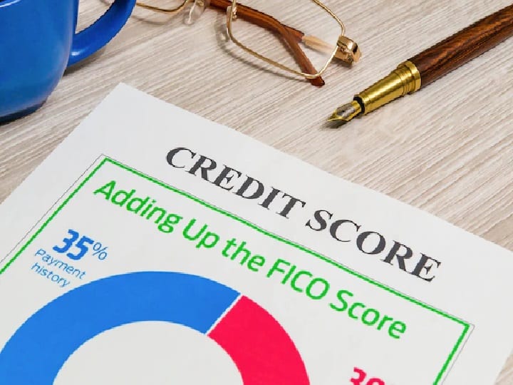क्रेडिट स्कोर को सही रखने के लिए आप अपने फाइनेंशियल रिकॉर्ड और एक्टिविटी को ट्रैक करें. इससे आपको लिए हुए कर्ज और उसकी EMI की तारीख की सही जानकारी मिलती रहती है. इसके साथ ही आप क्रेडिट कार्ड की लिस्ट और उसके बिल पेमेंट के बारे में भी जानकारी दें. (PC: Freepik)
