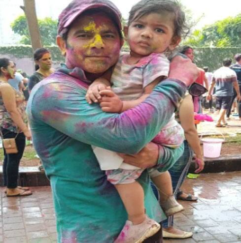 दीपेश भान की ये होली की तस्वीर है. परिवार संग उन्होंने जमकर होली मनाई थी और बेटे को गोद में लिए ये उनकी तस्वीर है.