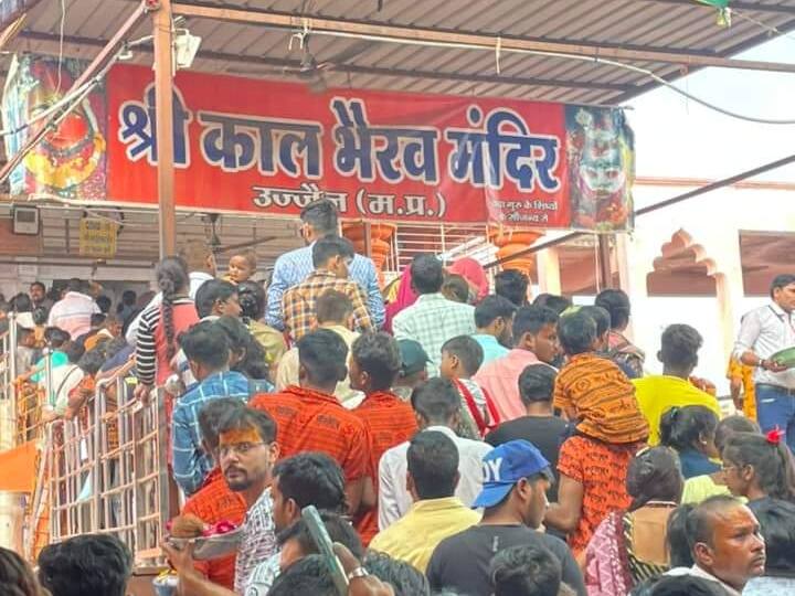 City of Mahakal: कहां जाता है भैरव मंदिर में चढाया गया शराब? जानें- क्या है श्रद्धालुओं की मान्यता? MP News Ujjain has so many temples even one quintal rice grains will be less on offering ANN City of Mahakal: कहां जाता है भैरव मंदिर में चढाया गया शराब? जानें- क्या है श्रद्धालुओं की मान्यता?
