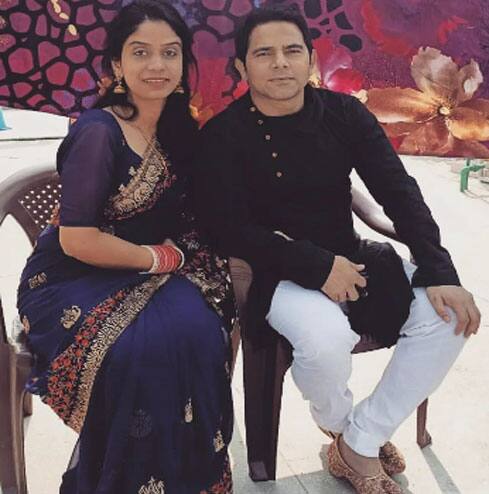 दीपेश भान (Deepesh Bhan) की ये तस्वीर किसी फैमिली फंक्शन की है जहां वो ट्रेडिशनल लुक में अपनी पत्नी के साथ नजर आ रहे हैं.