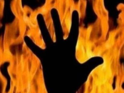 A mother tried to kill her son on his love issue in coimbatore கோவை: காதலுக்கு எதிர்ப்பு! மகன் மீது மண்ணெண்ணெய் ஊற்றி எரித்த கொடூர தாய்!