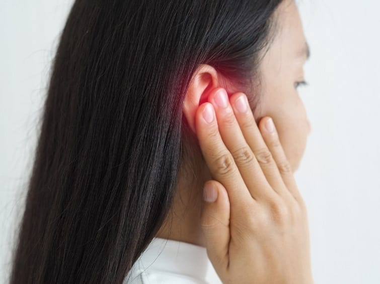 Health tips Hearing Loss Symptoms causes and treatment marathi news Hearing Loss : कानाने कमी ऐकू येतंय? जाणून घ्या लक्षणं, कारण आणि उपचार