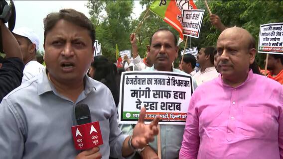 दिल्ली सरकार की शराब नीति के खिलाफ BJP का Manish Sisodiya के घर के बाहर प्रदर्शन