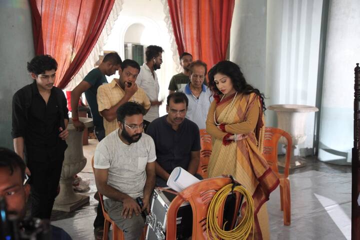 ঋত্বিকের সঙ্গে ছবিতে রয়েছেন ইন্দ্রনীল সেনগুপ্ত, জয় সেনগুপ্ত, দর্শনা বণিক ও অয়ন্তিকা বন্দ্যোপাধ্যায়।