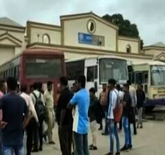 Vadodara: શાળાએ જવું છે પણ બસમાં નથી જગ્યા, વારંવાર રજુઆતો છતા ન આવ્યો નિવેડો પછી કર્યું કંઈક આવું