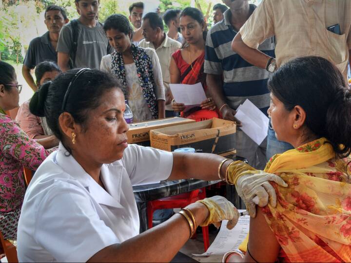 India reports 16866 fresh cases 18148 recoveries 41 deaths in the last 24 hours Coronavirus : दिलासादायक! सलग दुसऱ्या दिवशी कोरोना रुग्णांची संख्या घटली, 41 रुग्णांचा मृत्यू