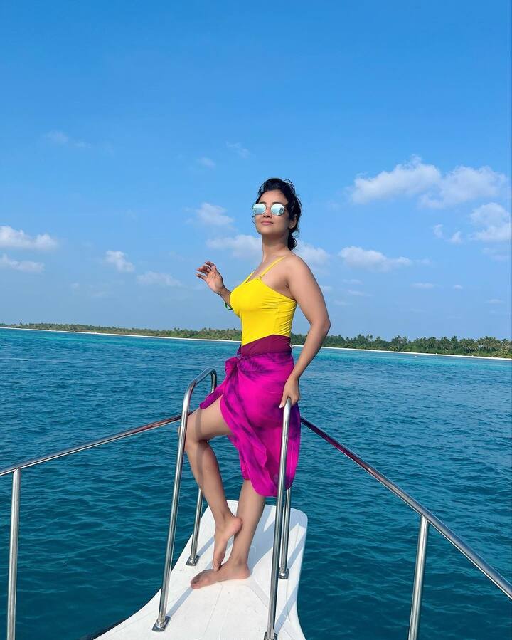 टीवी की सुपरहॉट हीरोइन अदा खान (Adaa Khan) समंदर किनारे छुट्टी एंजॉय कर रही हैं. अदा ने सोशल मीडिया पर अपनी लग्जरी वेकेशन पिक्स शेयर की हैं. इनमें वह यॉट पर बिकिनी में पोज देती नजर आ रही हैं.