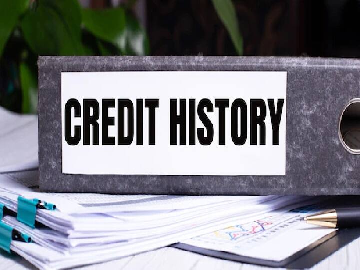 Tips to Improve Credit Score: अगर आप किसी भी बैंक या NBFC में लोन लेने जाते हैं तो सबसे पहले आपके क्रेडिट स्कोर को चेक करने की मांग की जाती है. अगर आपका क्रेडिट स्कोर कम होता है तो लोन मिलने में परेशानी हो सकती है. ऐसे में अपने क्रेडिट स्कोर को सही रखना बहुत जरूरी है. हम आपको कुछ आसान स्टेप्स के बारे में बताने वाले हैं जिसके जरिए आप अपने क्रेडिट स्कोर को ठीक रख सकते  हैं. (PC: Freepik)