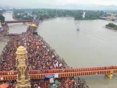 Kanwar Yatra 2022: हरिद्वार में कांवड़ियों पर हेलीकॉप्टर से बरसाए गए फूल, देखते ही बना हर की पौड़ी का नजारा
