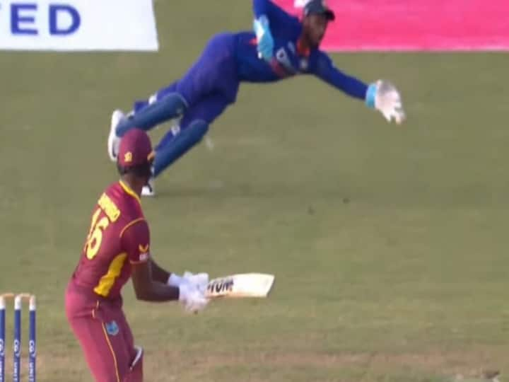 IND vs WI 1st ODI Flying Samson Twitter Reacts Sanju Samson for saving crucial boundary In Final over IND vs WI 1st ODI : பந்தே எங்கிருக்கிறாய்.. பறவையாய் பறந்து தடுத்த சாம்சன்... ட்விட்டரில் குவியும் பாராட்டு!