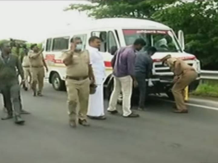 ambulance carrying the body of a Kallakurichi student met with an accident கள்ளக்குறிச்சி மாணவி உடல் சென்ற ஆம்புலன்ஸ் விபத்தில் சிக்கியதால் பரபரப்பு