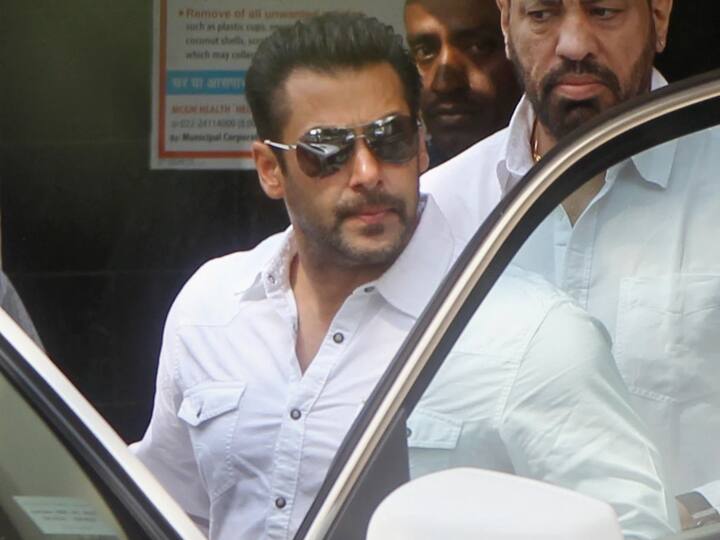 Bollywood Actor Salman Khan Meet Mumbai CP regarding a weapon license and security Mumbai News: मुंबई पुलिस कमिश्नर से एक्टर समलान खान ने की मुलाकात, हथियार लाइसेंस के लिए किया आवेदन