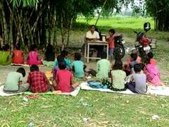 Saharsa News: आज भी खुले आसमान तले पढ़ने को मजबूर हैं बच्चे, भवन नहीं होने के कारण बांसवारी में चलती हैं कक्षाएं