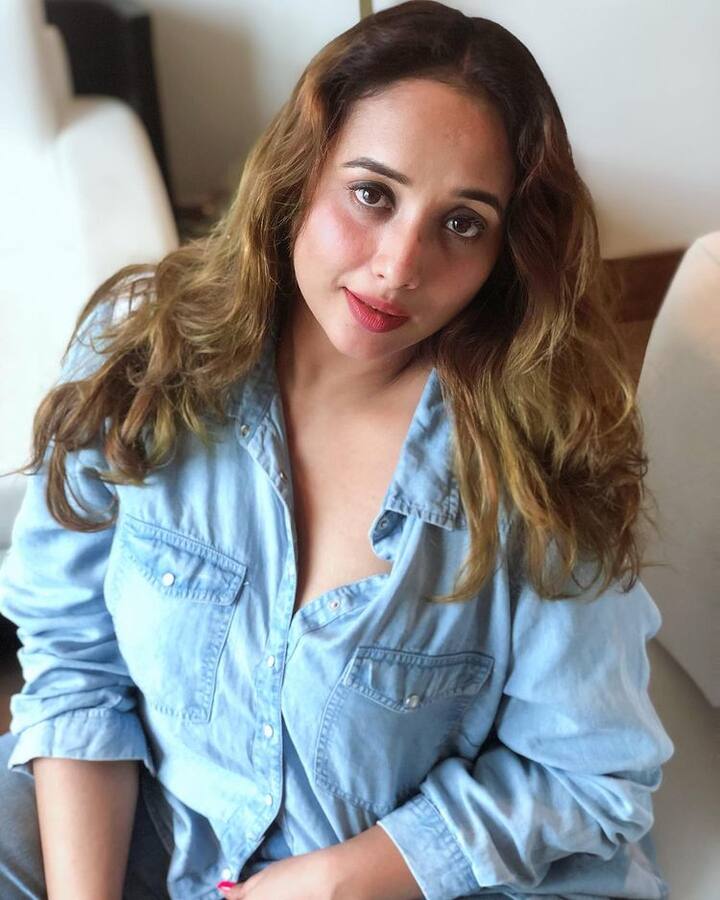 खुले बालों का जादू चलाते हुए रानी चटर्जी ने अपने इस लुक को पिंक हील्स के साथ पेयर अप किया है.