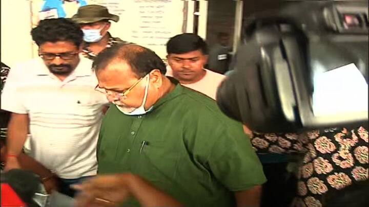 স্কুলে নিয়োগ দুর্নীতি মামলায় ED-র হাতে মন্ত্রী ও তৃণমূলের মহাসচিব পার্থ চট্টোপাধ্যায়। পার্থর হাতে রয়েছে শিল্প, বাণিজ্য, তথ্যপ্রযুক্তি ও পরিষদীয় দফতর।  স্কুলে নিয়োগ দুর্নীতির অভিযোগে হাইকোর্টের দ্বারস্থ হন চাকরিপ্রার্থীরা।