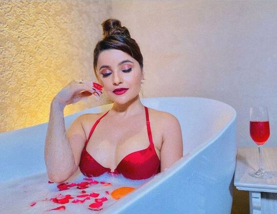 बॉलिवूड अभिनेत्रींपेक्षाही भोजपुरी अभिनेत्रीचा जलवा अधिक