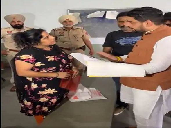 MLA Sheetal Angural checking DC office Jalandhar , argued with officials-Employees, DC office association went on Strike ਵਿਧਾਇਕ ਸ਼ੀਤਲ ਅੰਗੁਰਾਲ ਨੇ DC ਦਫ਼ਤਰ ਦੀ ਕੀਤੀ ਚੈਕਿੰਗ, ਅਧਿਕਾਰੀਆਂ-ਕਰਮਚਾਰੀਆਂ ਨਾਲ ਬਹਿਸ, ਡੀਸੀ ਦਫ਼ਤਰ ਐਸੋਸੀਏਸ਼ਨ ਨੇ ਕੀਤੀ ਹੜਤਾਲ