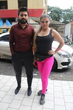 બૉયફ્રેન્ડ સાથે રસ્તાં પર Cozy થતી દેખાઇ Rakhi Sawant, કરી દીધી કિસ, જુઓ તસવીરો......