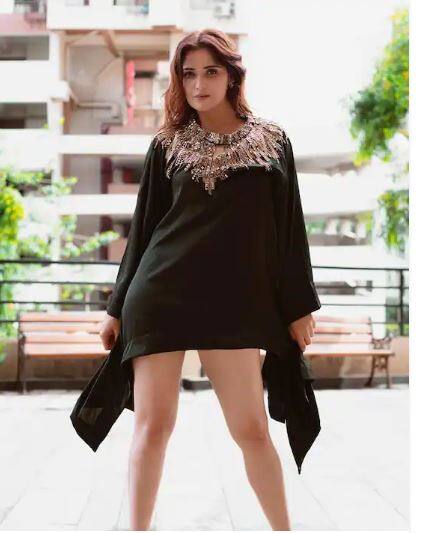 ਹੁਣ ਹਾਲ ਹੀ 'ਚ ਆਰਤੀ ਸਿੰਘ ਨੇ ਆਪਣੀਆਂ ਕੁਝ ਤਸਵੀਰਾਂ ਇੰਸਟਾਗ੍ਰਾਮ 'ਤੇ ਸ਼ੇਅਰ ਕੀਤੀਆਂ ਹਨ। ਇਨ੍ਹਾਂ ਤਸਵੀਰਾਂ 'ਚ ਅਦਾਕਾਰਾ ਬਲੈਕ ਸ਼ਾਰਟ ਡਰੈੱਸ ਪਾਈ ਨਜ਼ਰ ਆ ਰਹੀ ਹੈ।