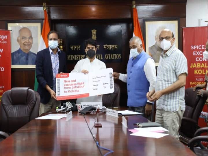 MP News: जबलपुर से कोलकाता के बीच नई वायुसेवा शुरू, जानें- फ्लाइट टाइमिंग की पूरी डिटेल Jyotiraditya Scindia inaugurates air service from Jabalpur to Kolkata, know full details of flight timings here ann MP News: जबलपुर से कोलकाता के बीच नई वायुसेवा शुरू, जानें- फ्लाइट टाइमिंग की पूरी डिटेल