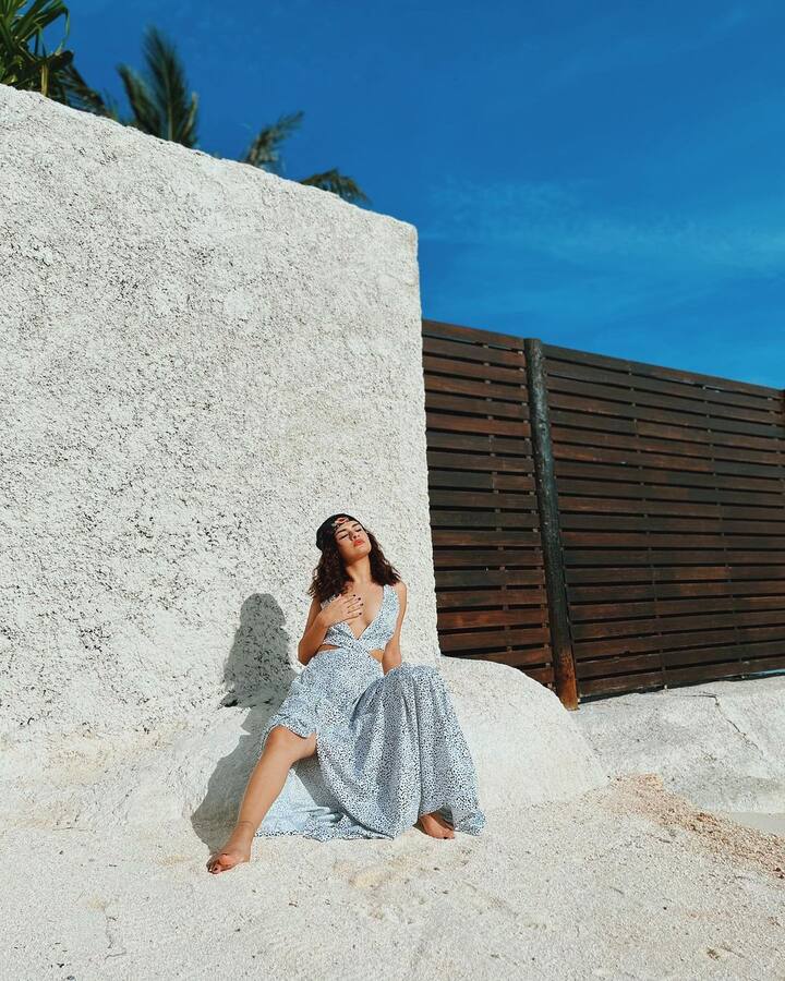 अवनीत कौर ने हाल ही में जो तस्वीरें शेयर की हैं, उसमें एक्ट्रेस का बेहद ही सिजलिंग अंदाज देखने को मिल रहा है.