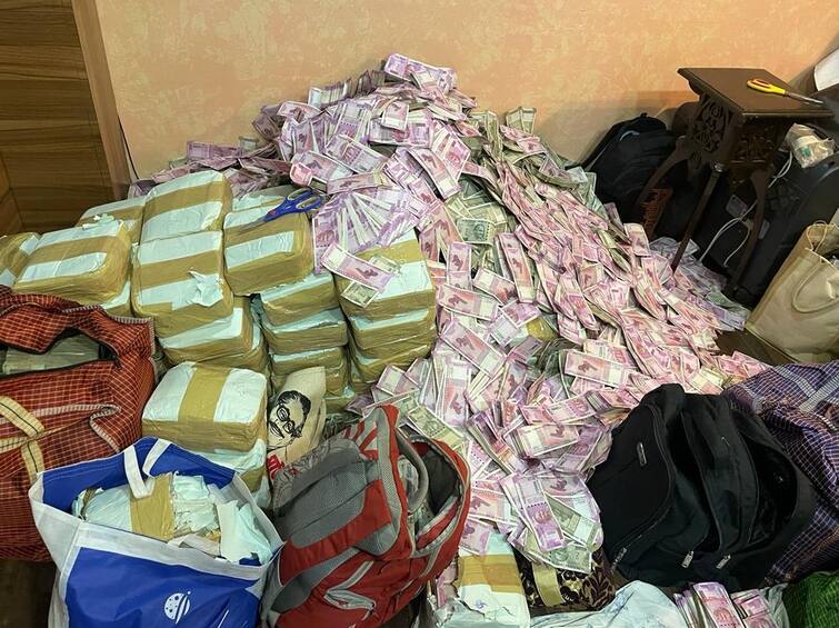 ₹ 20 Crore Cash Seized After Raids On West Bengal Minister Partha Chatterjee's Aide પશ્વિમ બંગાળના મંત્રીના સહયોગીના ઘરેથી મળ્યા ર0 કરોડ રૂપિયા રોકડા, જાણો TMCએ શું કહ્યુ?