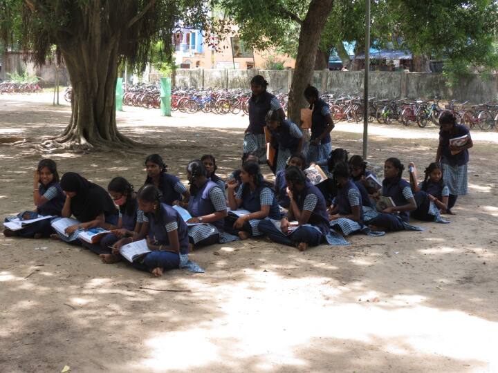 Students studying under trees due to lack of classrooms in Nagapattinam நாகை: தரமான கல்வி கொடுக்கும் பள்ளி; போதிய வகுப்பறை இல்லாததால் மரத்தடியில் பயிலும் மாணவர்கள்