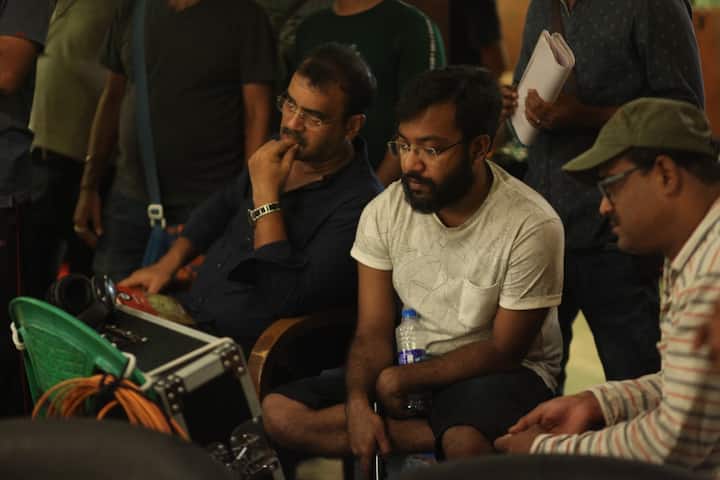 'পরিচয় গুপ্ত' নাম থেকে পরিষ্কার কোথাও একটা গিয়ে চরিত্রদের পরিচয় গুপ্ত অর্থাৎ গোপন করার কথা বলা হচ্ছে। অন্যদিকে এটা একজন মানুষের নামও হতে পারে।