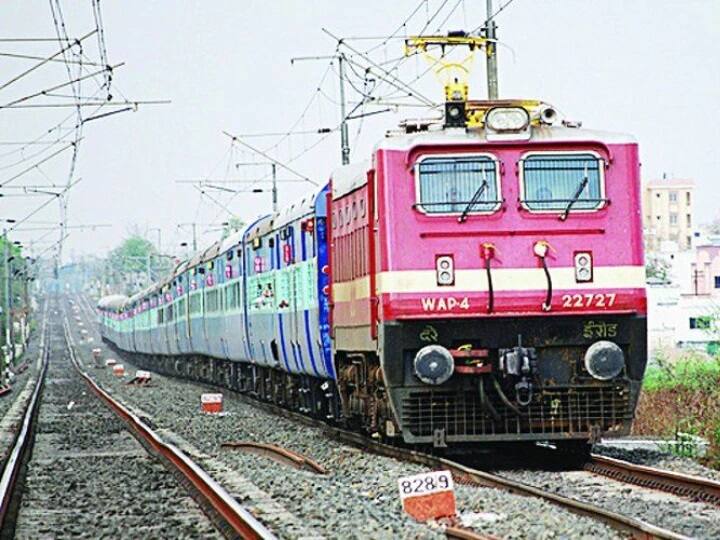 अगर आपकी यात्रा के शेड्यूल में कुछ बदलाव हो गया है और आपको डेस्टिनेशन एड्रेस के बजाय आगे जाना है तो आप TTE से आगे के स्टेशन का टिकट खरीदकर आसानी से ट्रेन में यात्रा कर सकते हैं.