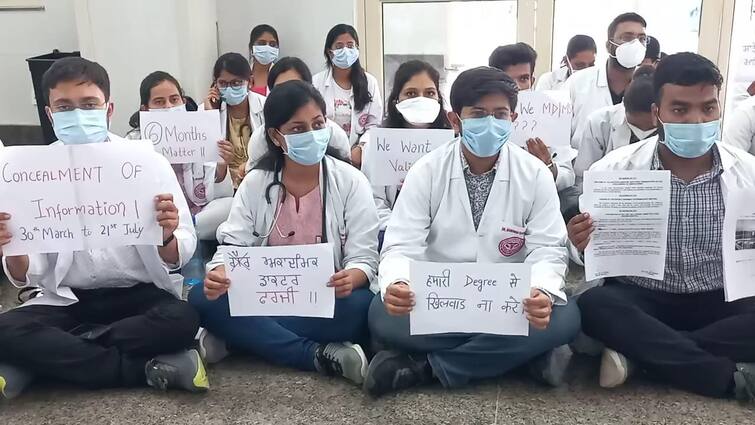 Doctors of AIIMS Hospital sit on dharna, more than 50 doctors hold placards in their hands and protest against the administration ਏਮਜ਼ ਹਸਪਤਾਲ ਦੇ ਡਾਕਟਰ ਧਰਨੇ 'ਤੇ ਬੈਠੇ ,  50 ਤੋਂ ਡਾਕਟਰਾਂ ਨੇ ਹੱਥਾਂ ਤਖਤੀਆ ਫੜ੍ਹ ਹੱਥਾਂ ਵਿੱਚ ਤਖਤੀਆਂ ਫੜ ਪ੍ਰਸ਼ਾਸਨ ਖਿਲਾਫ ਕੱਢੀ ਭੜਾਸ