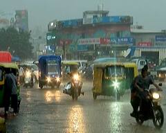 હવામાન વિભાગની આગાહી વચ્ચે અમદાવાદ શહેરમાં ધોધમાર વરસાદ