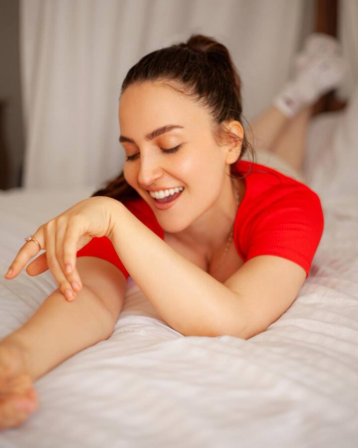 एली का हसीन अंदाज फैंस को अपनी ओर आकर्षित कर रहा है. वहीं उनकी मुस्कान दिल चुरा लेने वाली है.