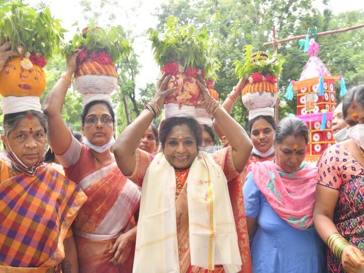 Raj Bhavan Bonalu :హైదరాబాద్ రాజ్ భవన్ లో బోనాలు నిర్వహించారు. ఈ వేడుకల్లో పాల్గొన్న గవర్నర్ తమిళి సై సౌందరరాజన్ బోనమెత్తారు.