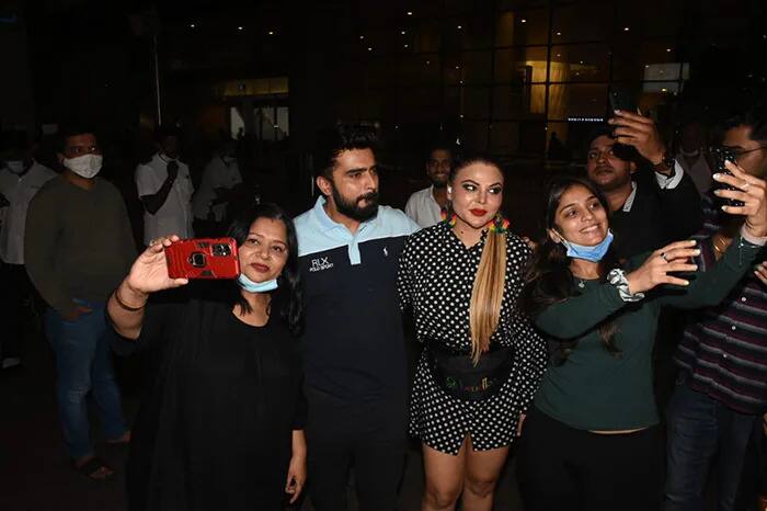 Rakhi Sawant Pics: ਰਾਖੀ ਸਾਵੰਤ ਆਪਣੇ ਵੱਖਰੇ ਅੰਦਾਜ਼ ਲਈ ਜਾਣੀ ਜਾਂਦੀ ਹੈ। ਹਾਲ ਹੀ 'ਚ ਆਪਣੇ ਦੋਸਤ ਨੂੰ ਰਿਸੀਵ ਕਰਨ ਏਅਰਪੋਰਟ ਪਹੁੰਚੀ ਰਾਖੀ ਸਾਵੰਤ ਦਾ ਅਨੋਖਾ ਅੰਦਾਜ਼ ਦੇਖਣ ਨੂੰ ਮਿਲਿਆ।