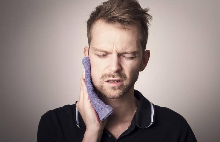 কিন্তু বিশেষজ্ঞরা জানাচ্ছেন, চিকিৎসকের পরামর্শ ছাড়া পেনকিলার খেলে তা স্বাস্থ্যের উপর ক্ষতিকর প্রভাব ফেলতে পারে। তাই এই পরিস্থিতিতে নিজের ইচ্ছামতো পেনকিলার খাওয়া একেবারেই ঠিক নয়।