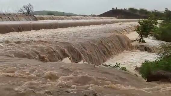 Dangerous Situation In Jagtial District: చెరువుకట్ట ఎప్పుడు తెగిపోతుందా అంటూ గ్రామస్థులు భయంభయం