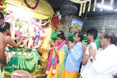 Minister RK Roja : పుష్ప కావడిలో మొక్కులు చెల్లించుకున్న మంత్రి ఆర్.కె.రోజా