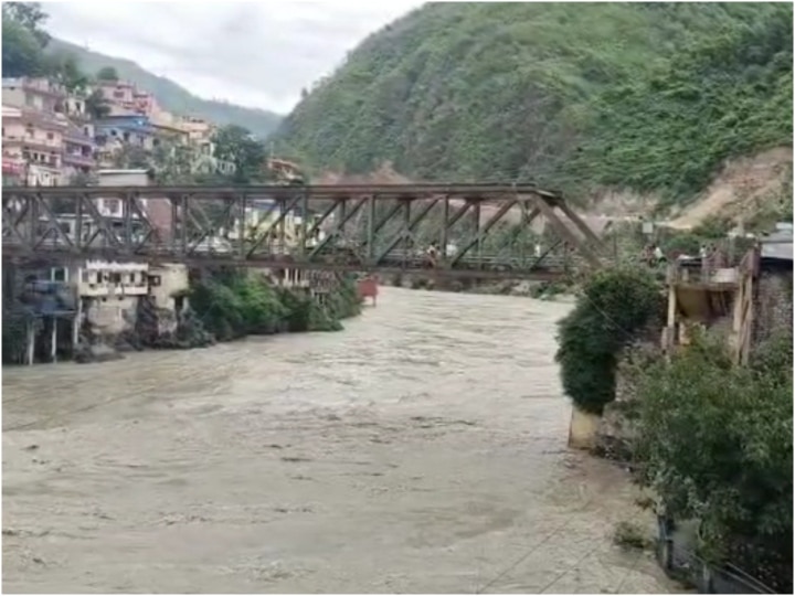 Rudraprayag: कई गांवों को जोड़ने वाले अलकनंदा नदी के ऊपर बने पुल की हालत जर्जर, हादसे की बढ़ी आशंका