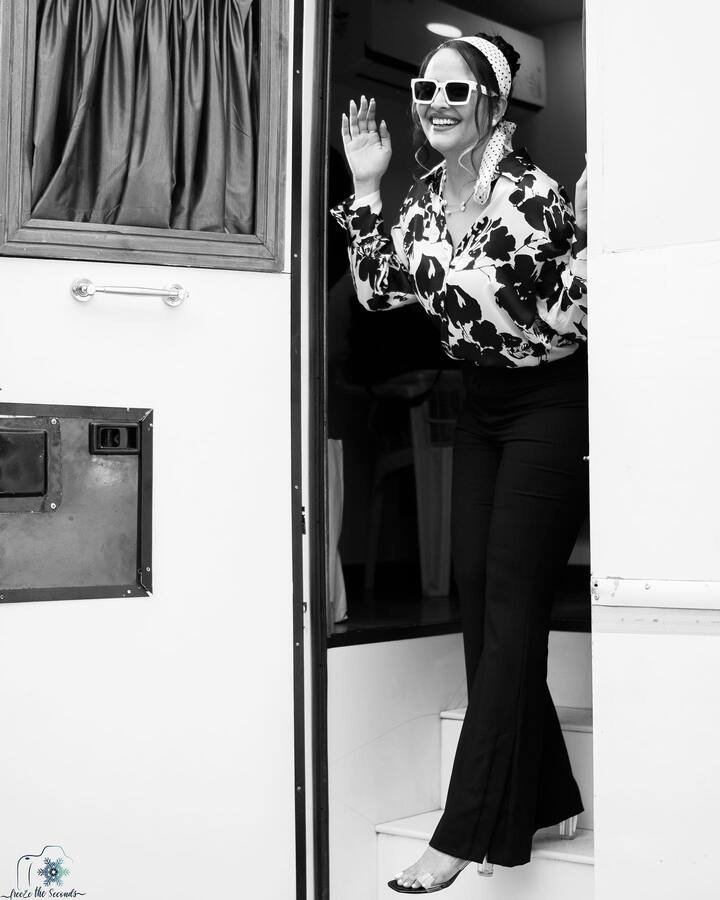 స్టార్ మా ఛానెల్ లో ప్రసారమయ్యే సూపర్ సింగర్స్ ప్రోగ్రామ్ రెట్రో థీమ్ కోసం అనసూయ ఈ గెటప్ వేసింది. Image Credit: Anasuya Bhardwaj/ Instagram