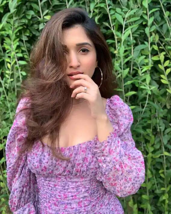 નિધિ શાહને બિકિની વેબ કહેવામાં આવે તો કંઇ ખોટુ નથી. હંમેશા તે બિકીનીમાં જ તસવીરો શેર કરીને હડકંપ મચાવી દે છે.