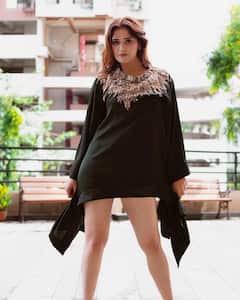 ब्लैक शॉर्ट ड्रेस पहन Arti Singh ने दिखाई मदमस्त अदाएं, ग्लैमरस लुक देख फैंस हुए मदहोश