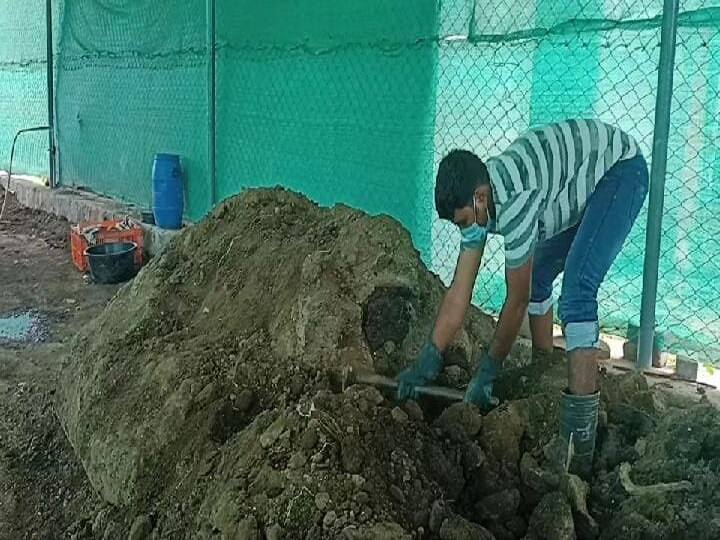 Young graduate from sale is making natural fertilizer from chicken தருமபுரி:  ‘பறவைக் கரைசல்’ தயாரித்து கலக்கி வரும் வரும் பட்டதாரி இளைஞர்..!