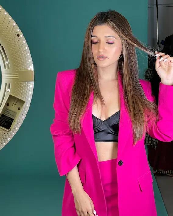 આનુ સબૂત નિધિ શાહનો ઇન્સ્ટાગ્રામ છે પર રહેલી તસવીરો છે. નિધિ શાહની આ તસવીરો ફેન્સને ખુબ પસંદ આવી રહી છે.