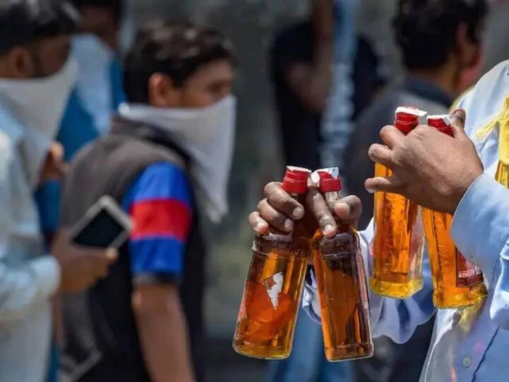 Indore: Women protest against liquor shop coming up in residential area Protest against Liquor Shops: इंदौर में शराब की नई दुकान के खिलाफ महिलाओं ने डंडे लेकर संभाला मोर्चा