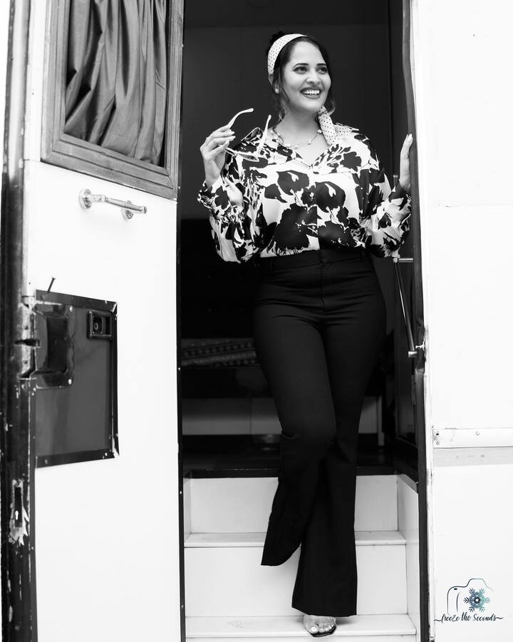 రెట్రో గెటప్ లో నవ్వులు చిందిస్తూ పాతకాలం నాటి హీరోయిన్ ని గుర్తు చేస్తున్న అనసూయ. Image Credit: Anasuya Bhardwaj/ Instagram