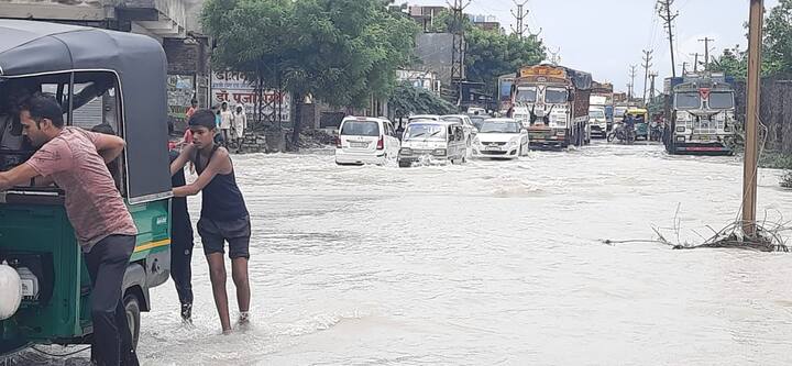 राजस्थान के कोटा संभाग में पिछले दो दिन से हो रही बरसात से हर तरफ पानी ही पानी हो गया. शहर हो या गांव सभी जगह परेशानियां खड़ी हो गई हैं. मौसम विभाग के अनुसार प्रदेश में सबसे ज्यादा बारिश पिछले 24 घंटे में कोटा में ही हुई है. कोटा में पिछले 24 घंटे में शनिवार सुबह तक कोटा लाडपुरा क्षेत्र में 130 मिमी बारिश रिकॉर्ड की गई. इसके अलावा कोटा ग्रामीण के मंडाना में 58, रामगंज मंडी में 57, दीगोद में 50, सांगोद में 46, सुल्तानपुर में 42, पीपल्दा में 32 मिमी बारिश हुई.