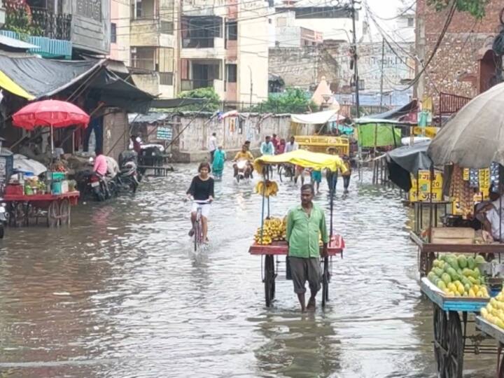 Kasganj Uttar Pradesh Waterlogging due to rain Municipality filling of underground garbage ANN Kasganj News: कासगंज में राहत के साथ आफत भी लाई बारिश, अंडरग्राउंड पुलिया में कचरा फंसने से घरों में घुसा पानी