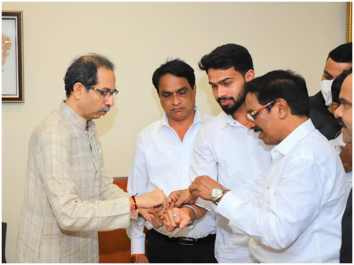 Maharashtra Politics many Congress leaders joined Shiv Sena in presence of Uddhav Thackeray ANN Maharashtra Politics: महा विकास आघाडी में बड़ी हो रही दरार, अब कांग्रेस के कई नेता शिवसेना में हुए शामिल