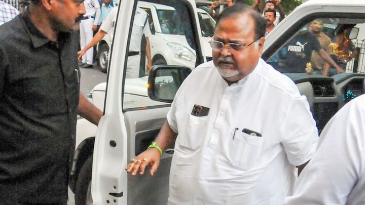 রাজ্য রাজনীতির ভরকেন্দ্র কলকাতা শহরেই জন্ম পার্থর। পড়াশোনা নরেন্দ্রপুর রামকৃষ্ণ মিশনে। এর পর আশুতোষ কলেজে অর্থনীতি পড়া শেষ করে এমবিএ।