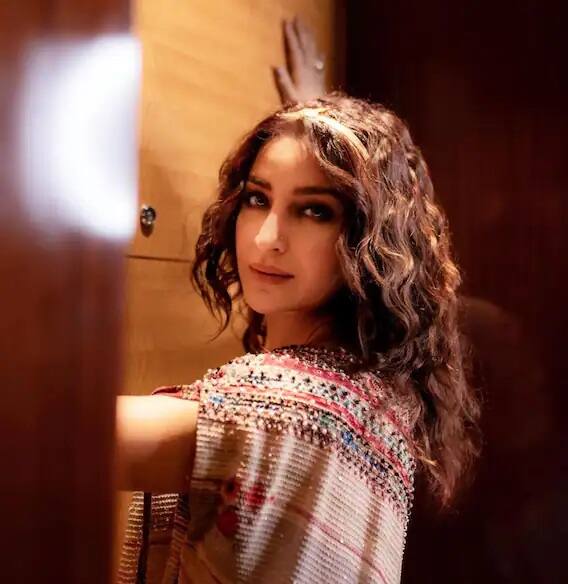 ટિસ્કા ચોપડા હંમેશા પોતાના ફેન્સ માટે પોતાની હસીન તસવીરો અને વીડિયો શેર કરતી રહે છે, અને આ તસવીરો પર ફેન્સ બેધડક લાઇક્સ અને શેરિંગ કરે છે.